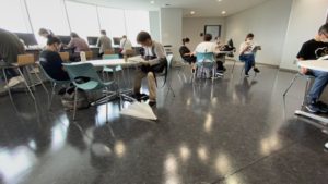 ねこ検定を勉学する受験生